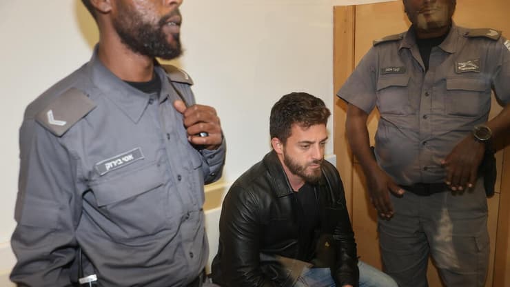 השוטר המושעה טירן גלמודי בבית המשפט (צילום: יריב כץ) החשוד טירן גלמודי