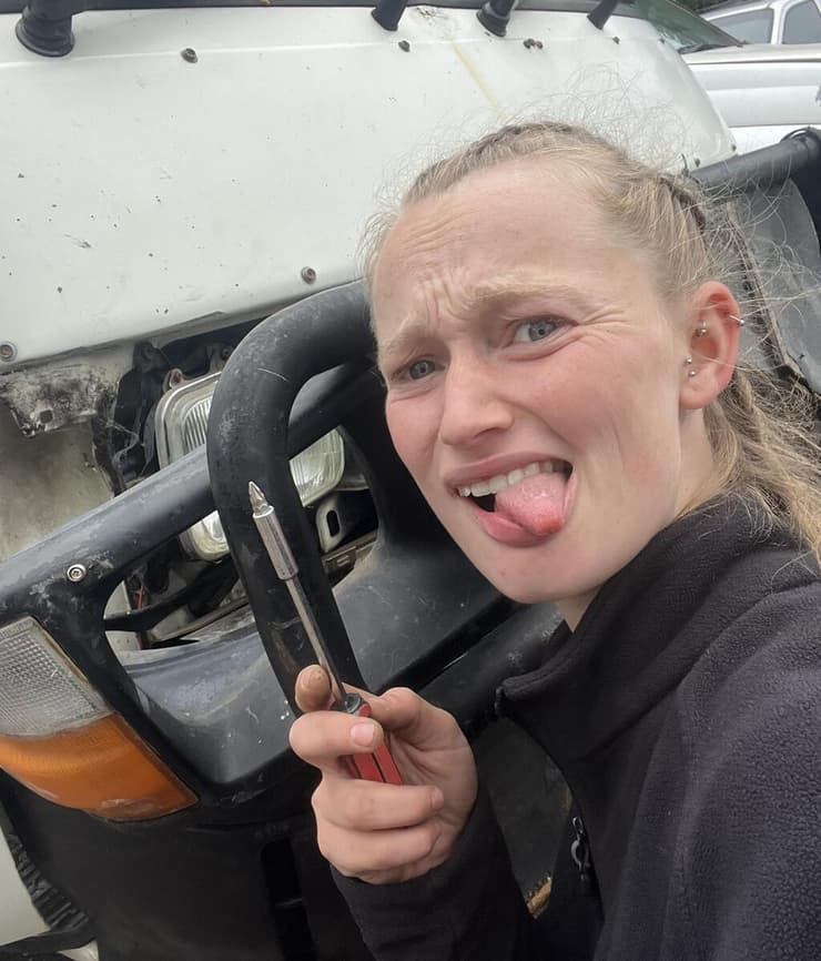 מתקנת את הרכב בעצמי