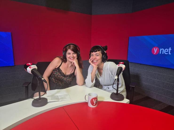 לורי שטטמאור ולנה ליילה באולפן הפודקאסטים של ynet (צילום: גיא סאלם) לורי שטטמאור ולנה ליילה