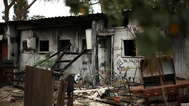 קיבוץ ניר עוז אחרי הטבח (צילום: REUTERS/Stoyan Nenov) טקס פרידה והריסה שמסמל את תחילת ההקמה מחדש של קיבוץ ניר עוז