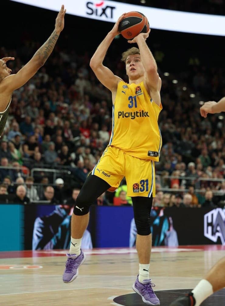 שחקן מכבי ת"א רוקאס יוקובאיטיס