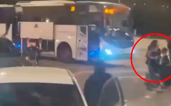 נמלטת עם ילדים, בזמן הירי אישה נמלטת עם ילדים בזמן הפיגוע בירושלים