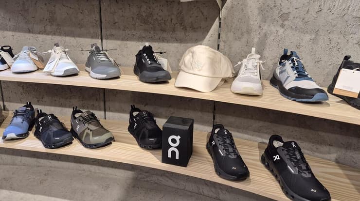 נעלי ON נמכרות במחירים גבוהים בהשוואה ללולו למון ואלו יוגה (צילום: מירב קריסטל) רשת חנויות מולטיברנד חדשה לפריטי ספורט אופנה בשם ing