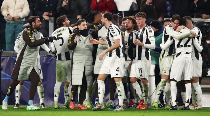 שחקני יובנטוס חוגגים (רויטרס) שחקני יובנטוס חוגגים