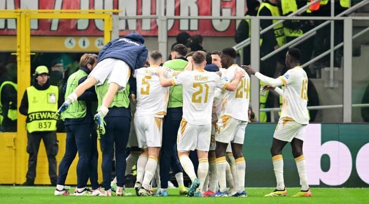 שחקני הכוכב האדום בלגרד בעננים (רויטרס) שחקני הכוכב האדום בלגרד בעננים