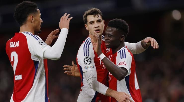 שחקני ארסנל מברכים את סאקה (רויטרס) שחקני ארסנל מברכים את סאקה