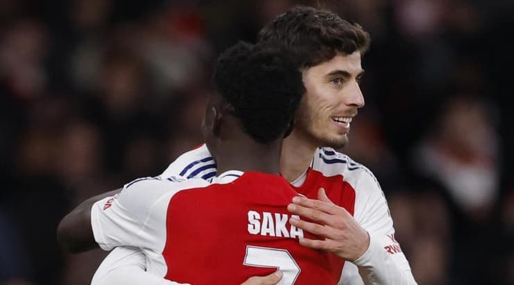 סאקה והאברץ מתחבקים (רויטרס) סאקה והאברץ מתחבקים