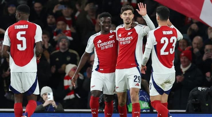 שחקני ארסנל חוגגים שלישייה (רויטרס) שחקני ארסנל חוגגים שלישייה