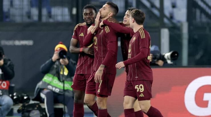 לורנצו פלגריני חוגג עם שחקני רומא