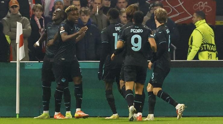 שחקני לאציו חוגגים את היתרון