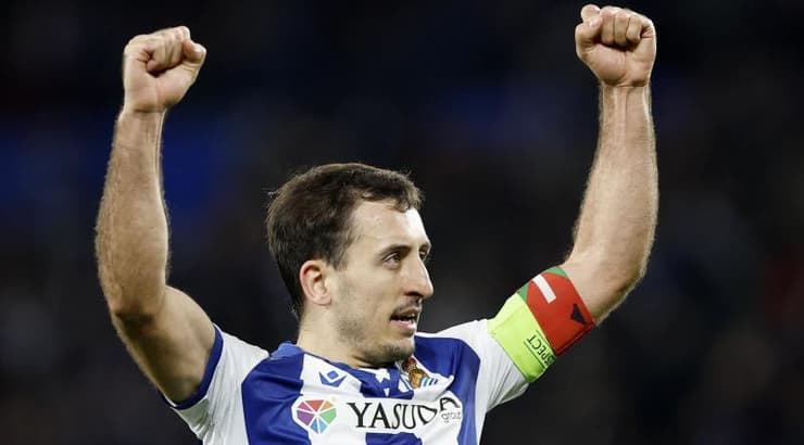 מיקל אויארסבאל מניף ידיים אחרי השער