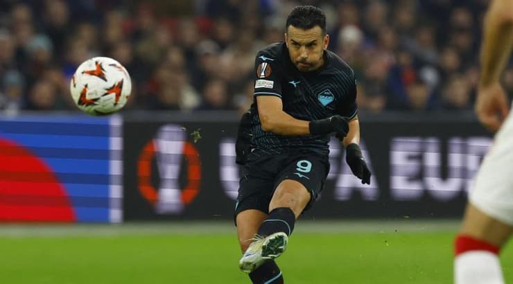 פדרו מסובב את הכדור לרשת