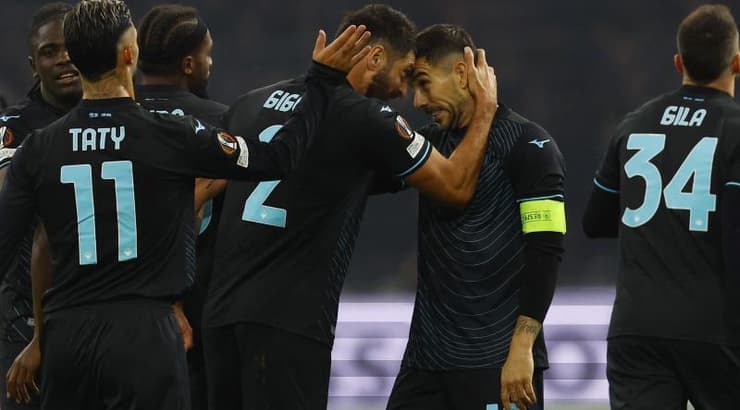 שחקני לאציו מתחבקים אחרי המהפך