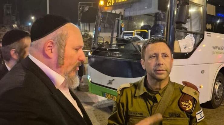 אלוף פיקוד מרכז אבי בלוט וראש עיריית ביתר עילית מאיר רובנשטיין בזירה במחסום המנהרות