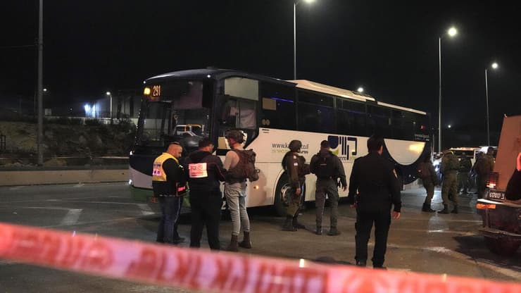 פיגוע הירי במחסום המנהרות, שבו נרצח נער בן 12 (צילום: AP Photo/Mahmoud Illean) זירת פיגוע הירי במחסום המנהרות