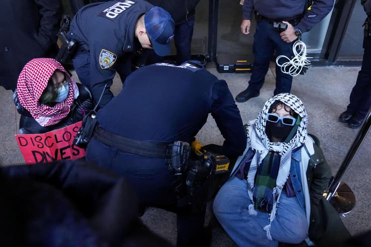 שר סטודנטים ותומכים פרו-פלסטינים מפגינים מחוץ לקמפוס של אוניברסיטת ניו יורק (NYU)