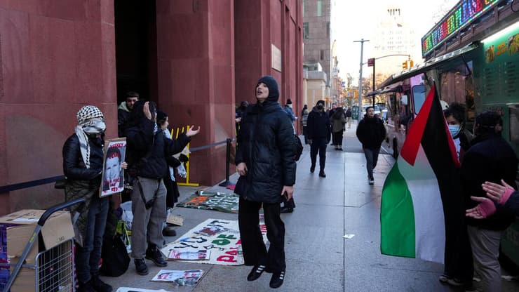 שר סטודנטים ותומכים פרו-פלסטינים מפגינים מחוץ לקמפוס של אוניברסיטת ניו יורק (NYU)