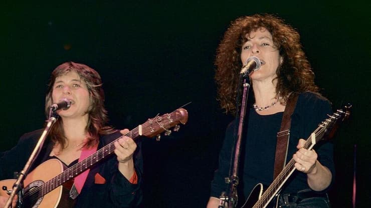 אלאל ז"ל עם יהודית רביץ. "אני מתה עליה, היא מצחיקה אותי נורא" (צילום: רון סולומון ז"ל) קורין אלאל ז"ל בהופעה עם יהודית רביץ