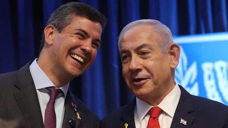 נתניהו ופנייה. "חשוב לנו לא רק לומר אלא גם לעשות" (צילום: GIL COHEN-MAGEN / AFP) ביקור נשיא פרגוואי סנטיאגו פניה, טקס הפתיחה המחודשת של שגרירות פרגוואי בירושלים