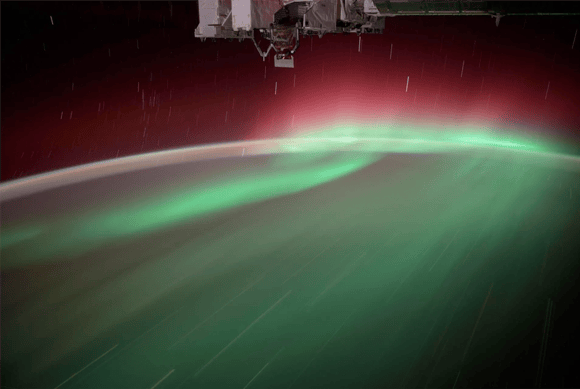 סכנה מוגברת להתנגשויות בין לוויינים. זוהר הקוטב שנגרם עקב פעילות מוגברת של השמש, כפי שצולם מתחנת החלל הבינלאומית 