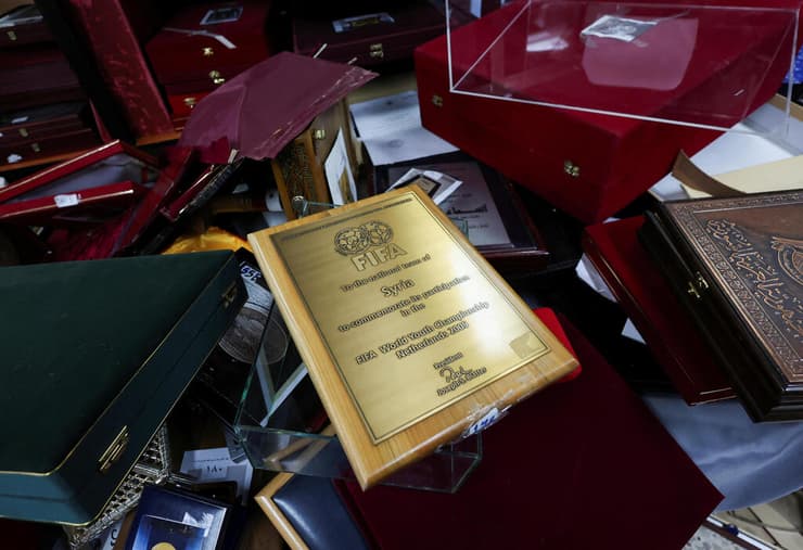 תעודת הוקרה מפיפ"א שנמצא בארמון הנשיאותי (צילום: REUTERS/Amr Abdallah Dalsh) מזכרות של בשאר אסד בארמון דמשק סוריה