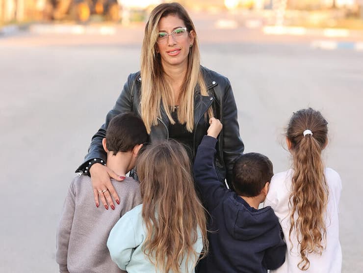 ליאת קדוש וארבעה מששת ילדיה yk14183691