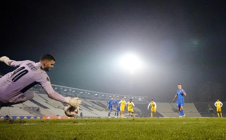 משפתי עוצר את הפנדל של ריגה בדקה ה-103 (צילום: REUTERS/Marko Djurica) משפתי עוצר את הפנדל של ריגה בדקה ה-103