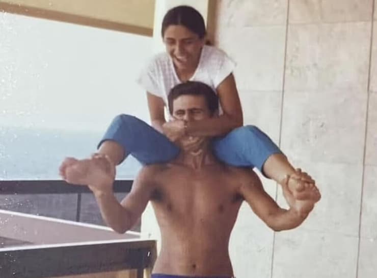 התמונות האישיות שנחשפו: משנות ה-80 וה-90 תמונות שנמצאו בהסתערות על ארמונותיו של בשאר אסד ב סוריה