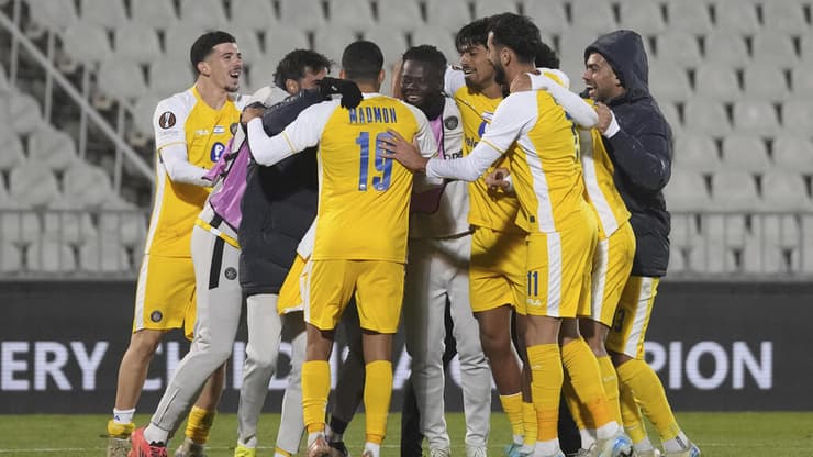 שחקני מכבי ת"א באקסטזה בסיום המשחק (צילום: AP Photo/Darko Vojinovic) שחקני מכבי ת"א באקסטזה בסיום המשחק