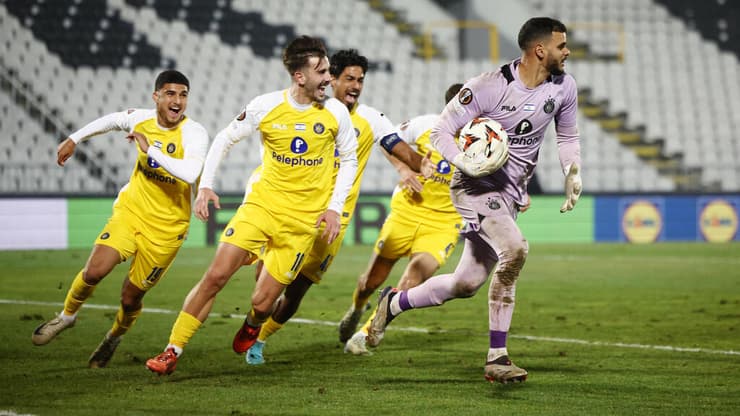 שחקני מכבי ת"א באקסטזה בסיום המשחק