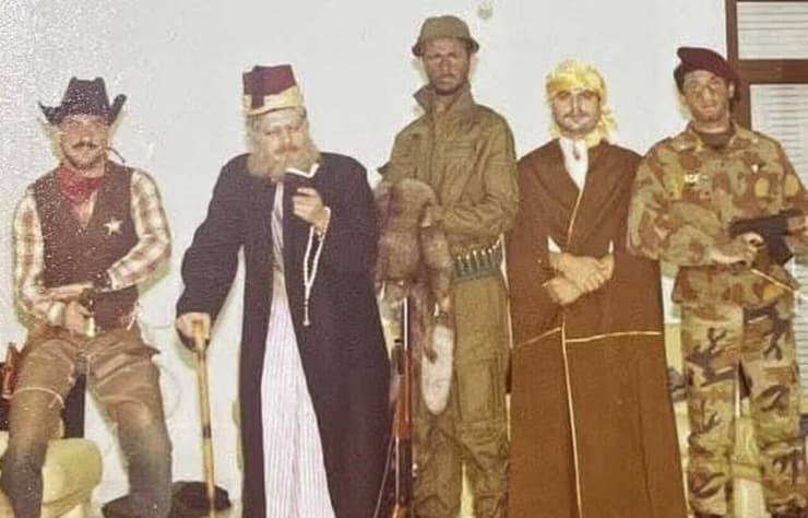 אסד, במרכז, במסיבת תחפושות תמונות שנמצאו בהסתערות על ארמונותיו של בשאר אסד ב סוריה