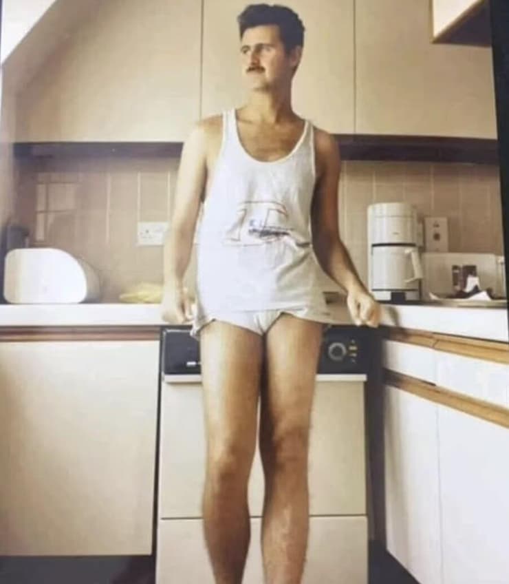 אסד בצעירותו, באחת התמונות שהתגלו בארמונותיו תמונות שנמצאו בהסתערות על ארמונותיו של בשאר אסד ב סוריה