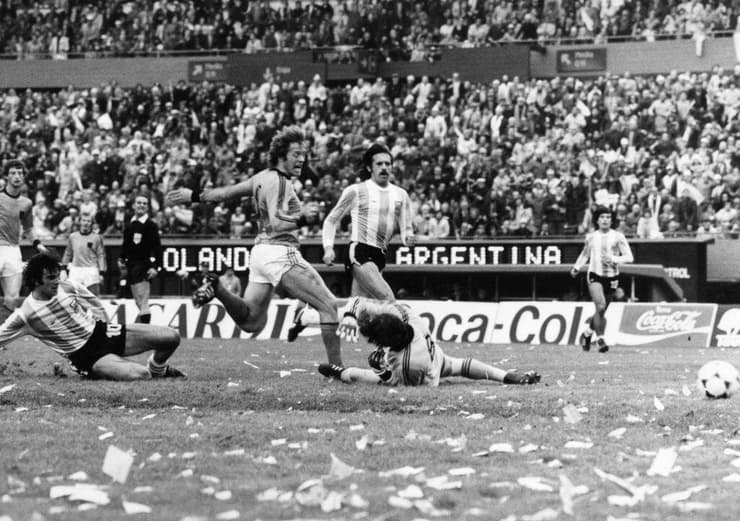 ארגנטינה נגד הולנד בגמר במונדיאל 1978. הכתומים החרימו את טקס הענקת הגביע במחאה נגד הדיקטטורה (צילום: Central Press/Getty Images) ארגנטינה נגד הולנד במונדיאל 1978