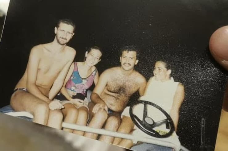 תמונה של אסד בצעירותו. ירש מאביו את השלטון בשנת 2000 תמונות שנמצאו בהסתערות על ארמונותיו של בשאר אסד ב סוריה