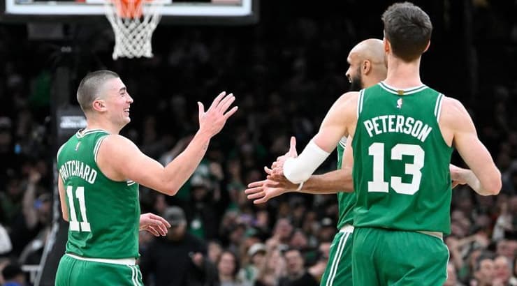 שחקני בוסטון חוגגים