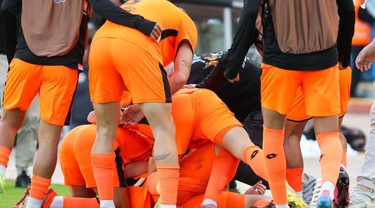 שחקני הפועל כפר שלם חוגגים (שחר גרוס) שחקני הפועל כפר שלם חוגגים