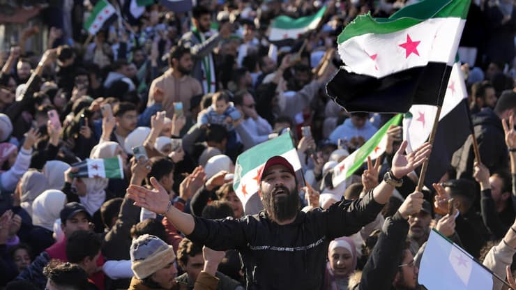 דמשק סורים חוגגים לאחר הדחת נשיא בשאר אל אסאד