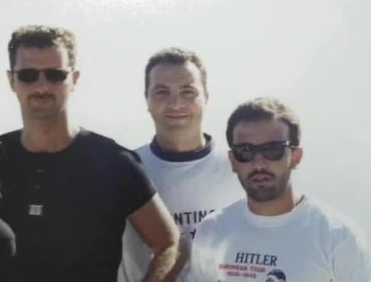 בטיול לצד קרוב משפחה שלובש חולצה עם דמותו של היטלר תמונות שנמצאו בהסתערות על ארמונותיו של בשאר אסד ב סוריה