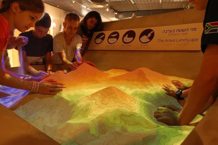 מרכז מבקרים ערבה, חצבה