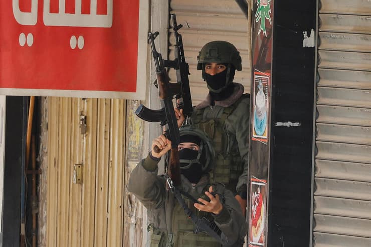 חילופי אש בין מנגנוני הביטחון למחבלים באיו"ש