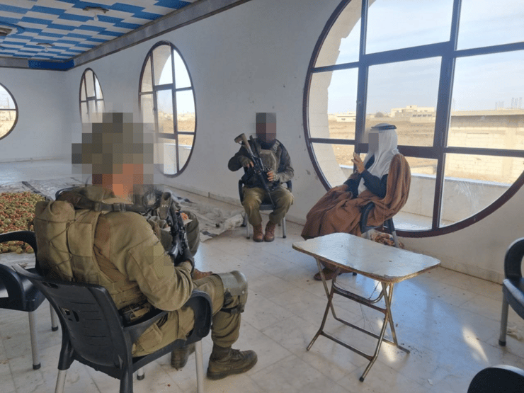 קציני צה"ל עם מוכתר סורי בכפרו