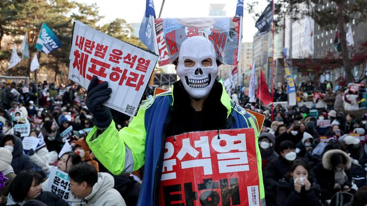 הפגנות בדרום קוריאה בזמן שהפרלמנט אישר את הדחת יון סוק יאול, הנשיא שהכריז על משטר צבאי