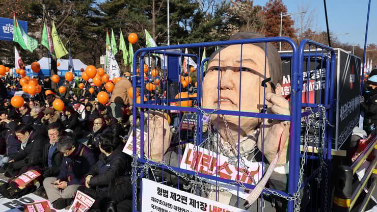 הפגנות בדרום קוריאה בזמן שהפרלמנט אישר את הדחת יון סוק יאול, הנשיא שהכריז על משטר צבאי