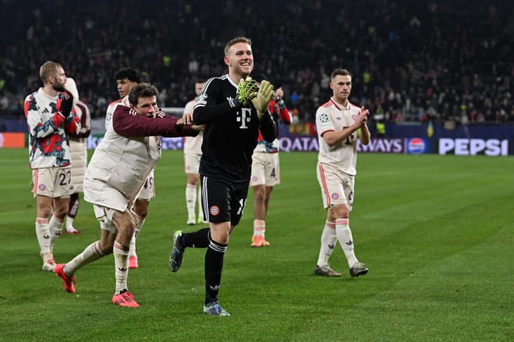 מולר "דוחף" את פרץ (צילום: David Inderlied/picture alliance via Getty Images) מולר "דוחף" את פרץ