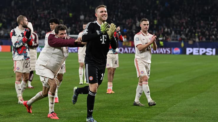 מולר "דוחף" את פרץ (צילום: David Inderlied/picture alliance via Getty Images) מולר "דוחף" את פרץ