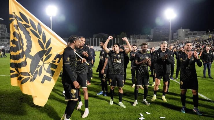 שחקני בית"ר ירושלים חוגגים לאחר הניצחון על אשדוד (צילום: שלו שלום) שחקני בית"ר ירושלים חוגגים לאחר הניצחון על אשדוד