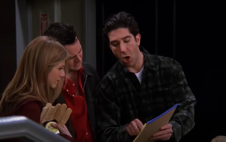 רוס מסביר לרייצ'ל וצ'נדלר איך להעלות את הספה במדרגות