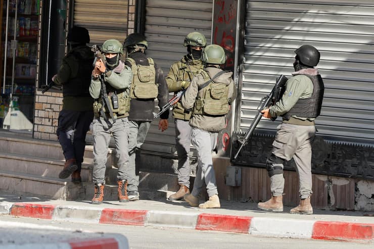 חילופי אש בין מנגנוני הביטחון למחבלים באיו"ש