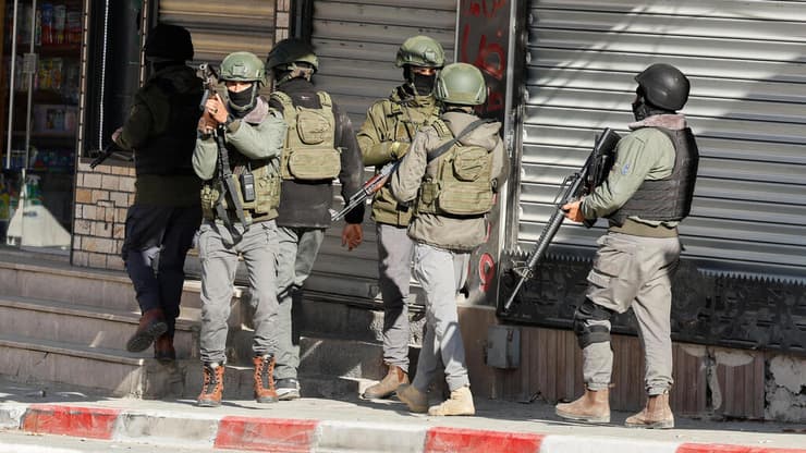 חילופי אש בין מנגנוני הביטחון למחבלים באיו"ש