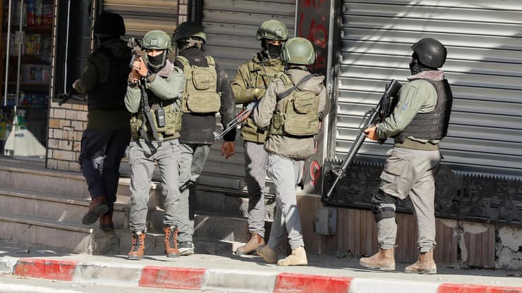 חילופי אש בין מנגנוני הביטחון למחבלים באיו"ש